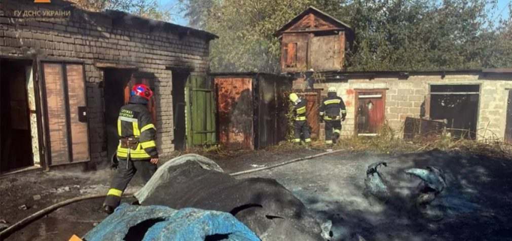 Загальна площа пожежі 200 кв. м: вогнеборці Дніпра ліквідували масштабне займання