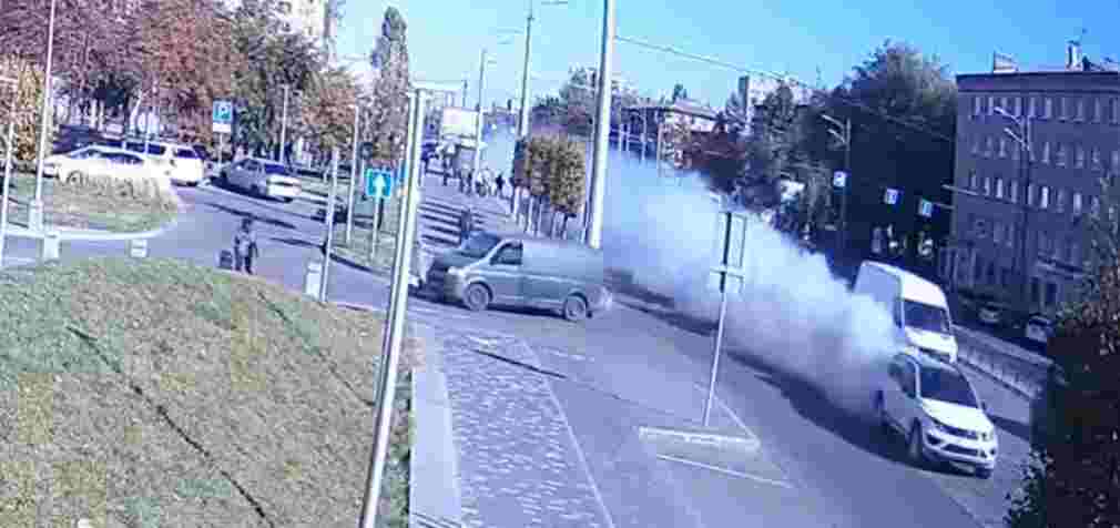 Під час руху Слобожанським проспектом у Дніпрі задимівся позашляховик