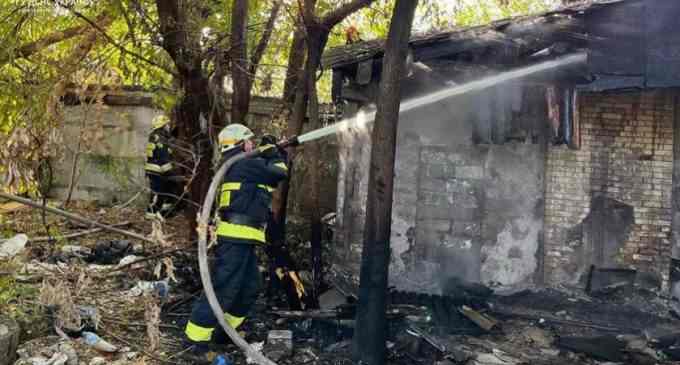 Надзвичайники Дніпра загасили пожежу в будівлі, що не експлуатується