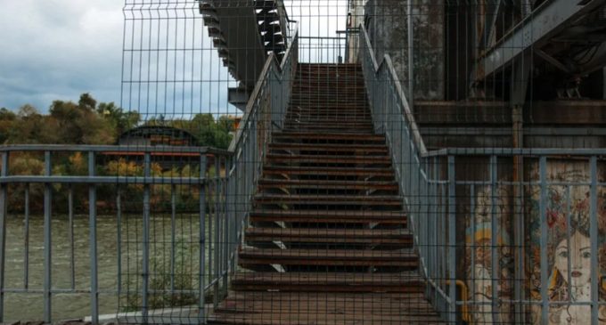 У Дніпрі перекрили сходи на пішохідному мосту до Монастирського острова: причина