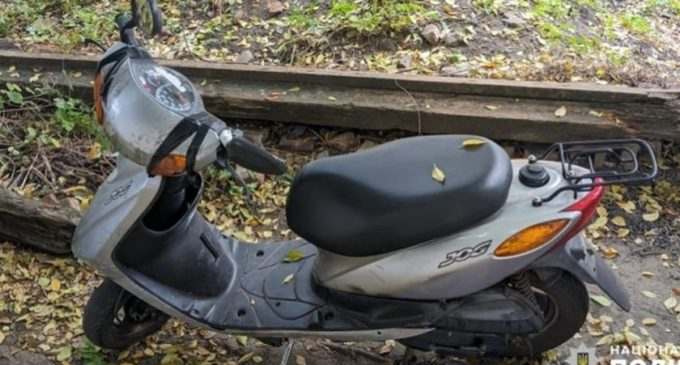 У Дніпрі поліцейські повідомили про підозру двом чоловікам за викрадення скутера: подробиці