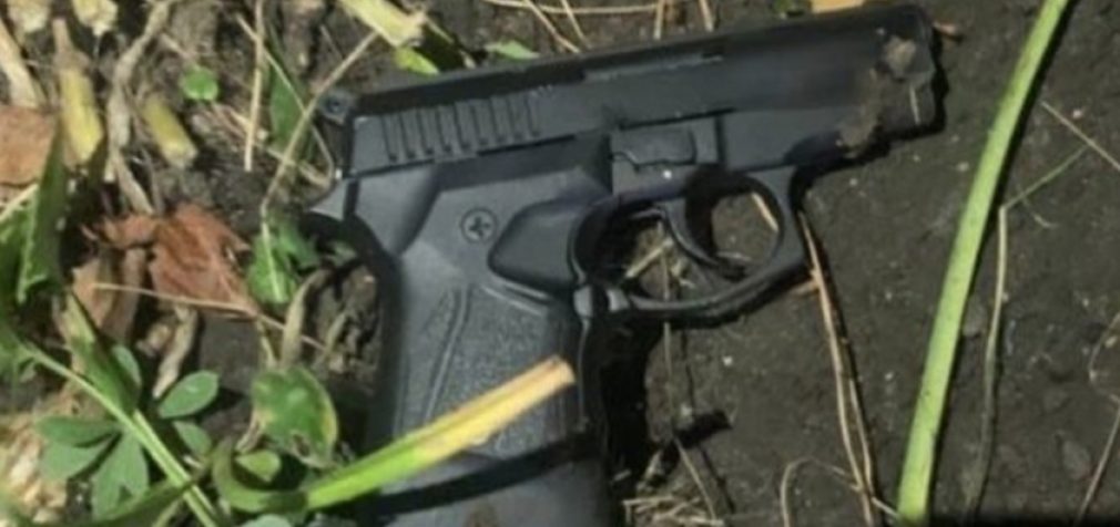 Стріляв у знайомого посеред вулиці: у Вільногірську затримали зловмисника
