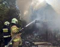 Вогонь ледь не поширився на розташовані поруч будинки: вогнеборці Дніпра приборкали масштабну пожежу
