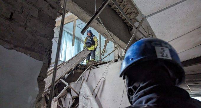 Окупанти вдарили по Покровську, зруйновані дві будівлі: є загиблий, багато поранених