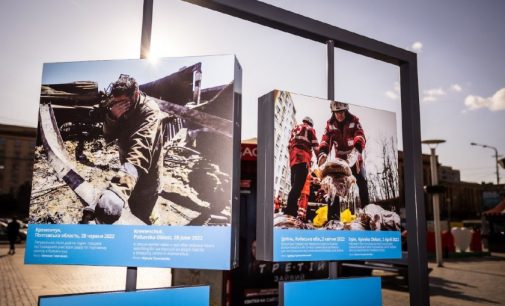 У Дніпрі відкрили пересувну виставку зі світлинами волонтерів