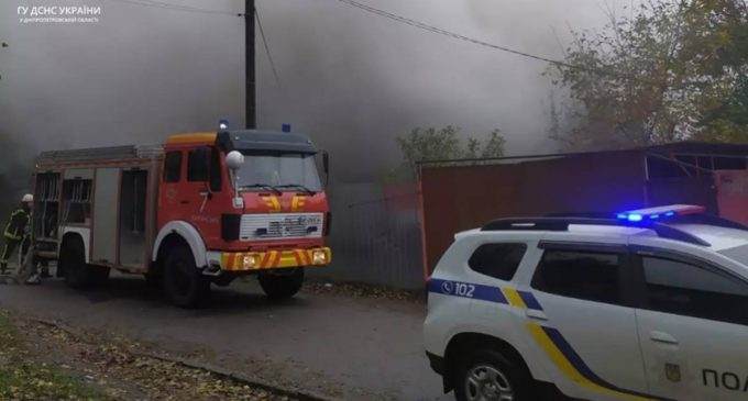 Вогнеборці Камʼянського ліквідували пожежу в будинку на чотирьох господарів