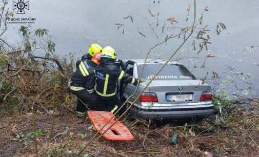 Дніпровський район: надзвичайники витягли з води автівку з трьома загиблими