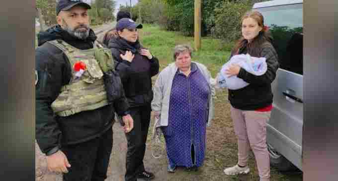 Правоохоронці Запоріжжя вивезли з-під обстрілів родину з двотижневим немовлям