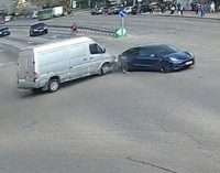 На Слобожанському проспекті у Дніпрі зіштовхнулись Tesla та мікроавтобус: деталі