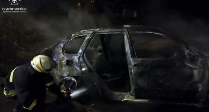У Новокодацькому районі Дніпра вночі спалахнула автівка