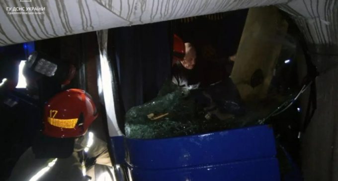 Не впорався з керуванням та здійснив наїзд на трубу теплотраси: у Кривому Розі надзвичайники деблокували водія з пошкодженого автобуса
