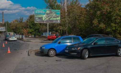 ДТП із постраждалими: у Дніпрі на Космічній зіткнулися Ford, Volkswagen та Seat