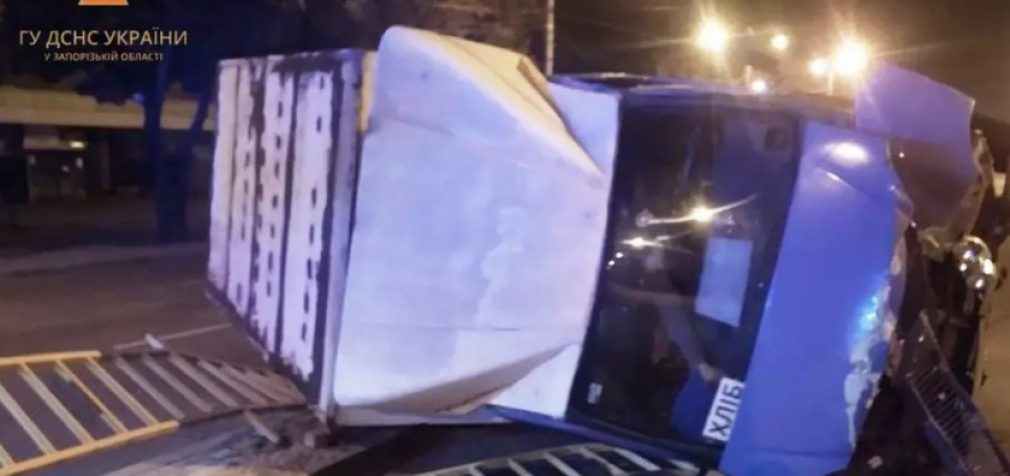 В одному з районів Запоріжжя внаслідок ДТП перекинулася «Газель»