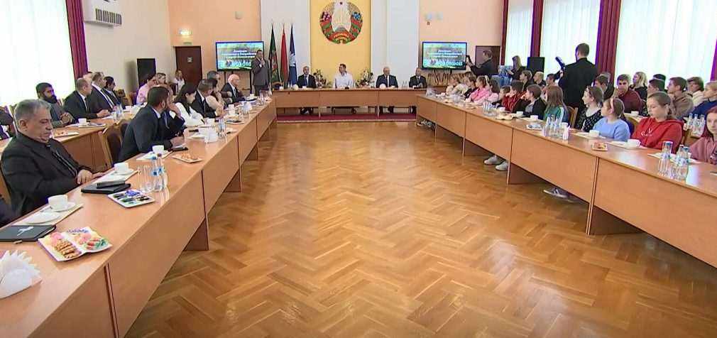 Білорусь провела зустріч іноземних дипломатів із депортованими з України дітьми