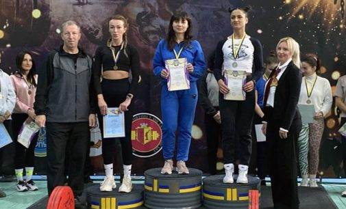 Найсильніші пауерліфтери з Дніпропетровщини взяли участь у чемпіонаті у Камʼянському