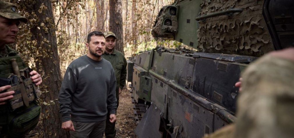 Під час поїздки на фронт Зеленський оглянув танки Leopard 2 та БМП CV-90, які брали участь у боях