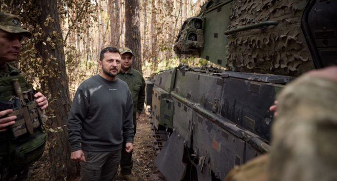 Під час поїздки на фронт Зеленський оглянув танки Leopard 2 та БМП CV-90, які брали участь у боях