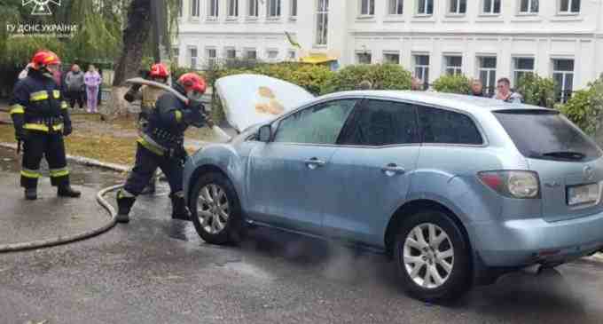 У Синельниковому під час руху спалахнула Mazda CX-5