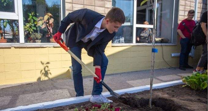 У Кам’янському біля університету ДДТУ висадили сакури