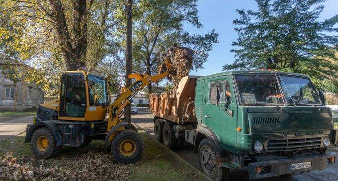 У Камʼянському продовжуються осінні прибирання: міський голова провів обʼїзд міста