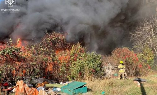 У Кривому Розі зайнялась господарча споруда та сміття