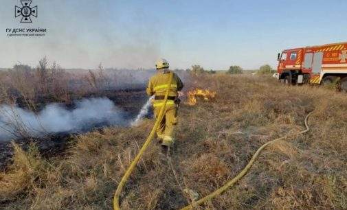 64 пожежі  за добу: рятувальники Дніпропетровщини продовжують боротися із загораннями на відкритих територіях