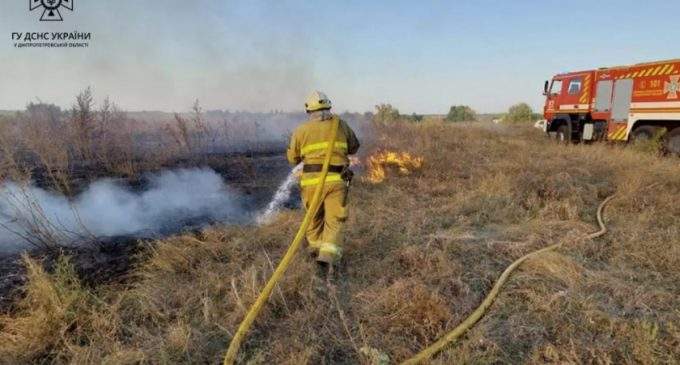 64 пожежі  за добу: рятувальники Дніпропетровщини продовжують боротися із загораннями на відкритих територіях