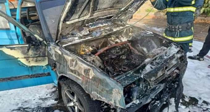Загорівся на ходу: у Кривому Розі рятувальники ліквідували пожежу в легковому автомобілі