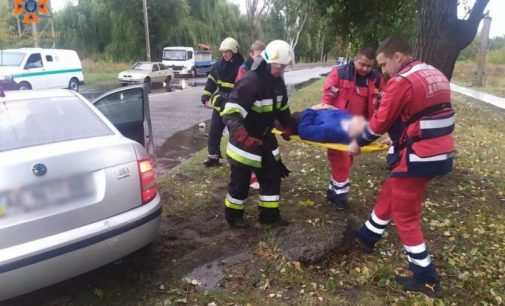 Водія затиснуло всередині розтрощеної автівки:  у Кам’янському сталася ДТП за участю трьох автомобілів