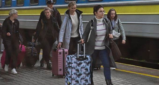 ЄС офіційно продовжив тимчасовий захист для біженців з України до березня 2025 року