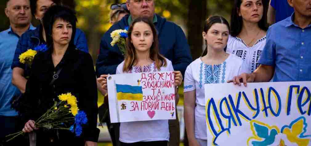 Хвилина мовчання та квіти на честь Героїв: Дніпропетровщина вшанувала пам’ять полеглих оборонців