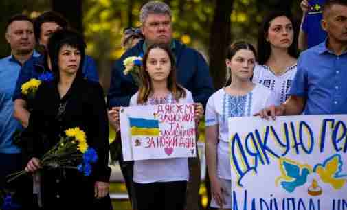 Хвилина мовчання та квіти на честь Героїв: Дніпропетровщина вшанувала пам’ять полеглих оборонців