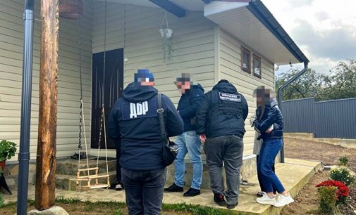 Командир найняв підлеглих для ремонту будинку замість передової, їх затримали