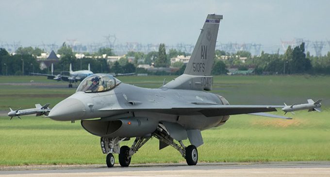 Politico: Українські пілоти в США наступного тижня розпочнуть навчання на F-16