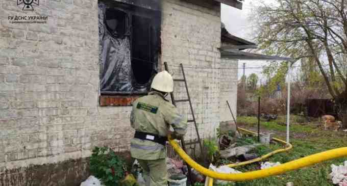 Дніпровський район: вогнеборці ліквідували пожежу в приватному будинку