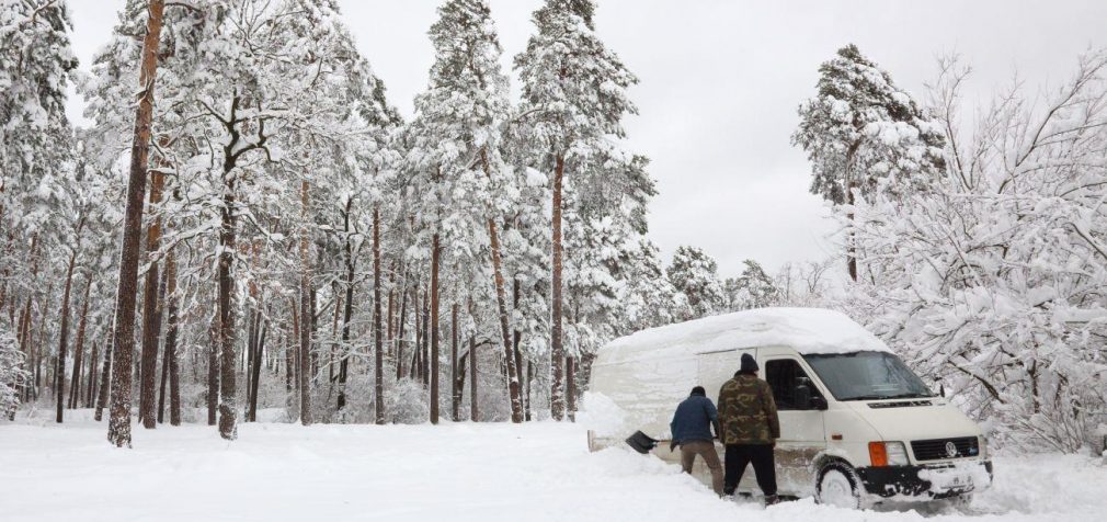 Снігова пастка, перекриті траси та знеструмлення: які наслідки негоди в Україні