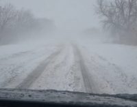 Негода в Україні: знеструмлені населені пункти та аварії на дорогах