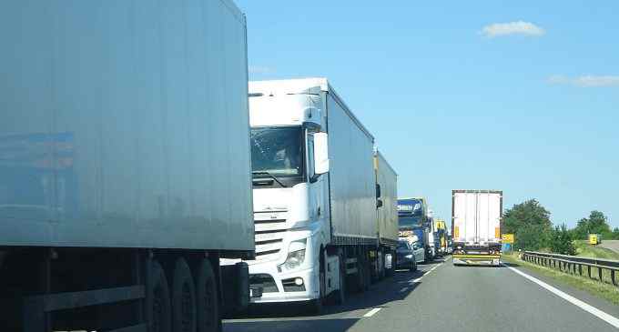 Блокада на польському кордоні: у чергах понад 1700 вантажівок