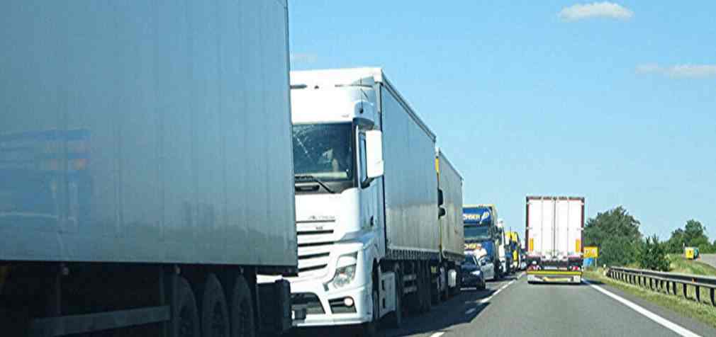 ЗМІ: Словацькі перевізники на годину заблокували кордон з Україною