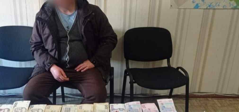 Заволодів виручкою з каси в сумі понад 9 тисяч гривень та втік: у Новомосковську поліцейські встановили особу зловмисника