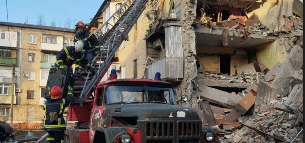 Зруйновано цілий під’їзд. Під завалами будинку в Селидовому шукають ще 4 людей