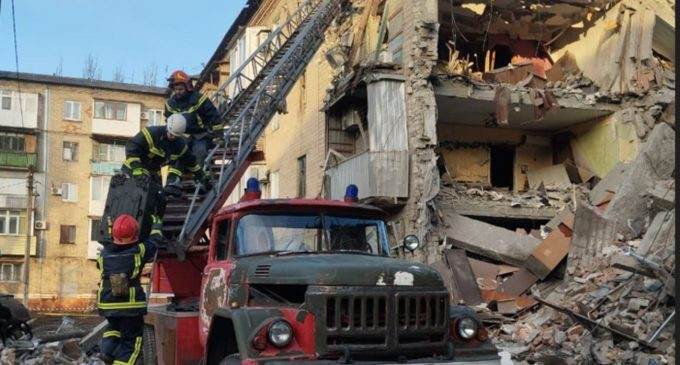Зруйновано цілий під’їзд. Під завалами будинку в Селидовому шукають ще 4 людей