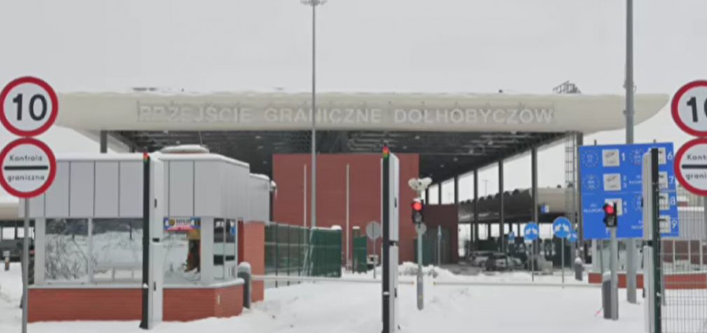 В одному з пунктів пропуску на кордоні з Польщею відновили рух вантажівок