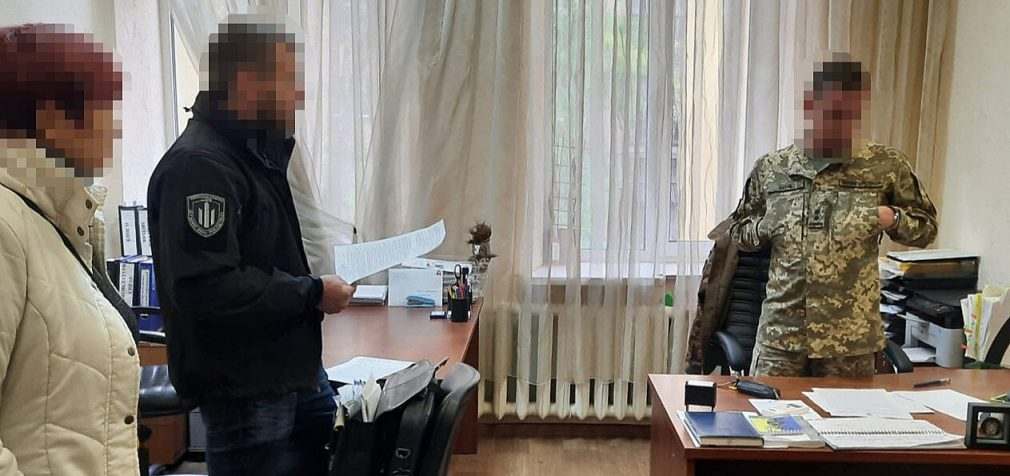 ДБР та СБУ викрила схему ухилення від мобілізації: причетні посадовців 9 військкоматів