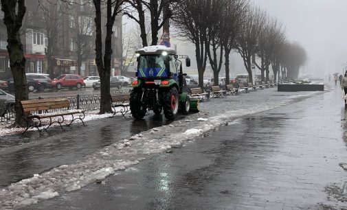 Працювали всю ніч: на дорогах та тротуарах Кам’янського 36 одиниць спецтехніки ліквідували наслідки негоди