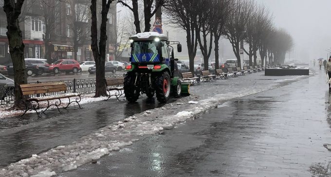 Працювали всю ніч: на дорогах та тротуарах Кам’янського 36 одиниць спецтехніки ліквідували наслідки негоди