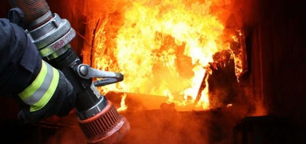 Горіли домашні речі та меблі: в одному з районів Запоріжжя зайнявся приватний будинок