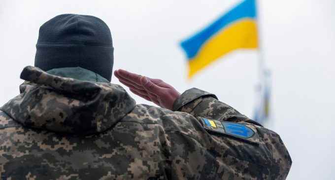 Військові підняли український прапор над пунктом пропуску на кордоні з РФ