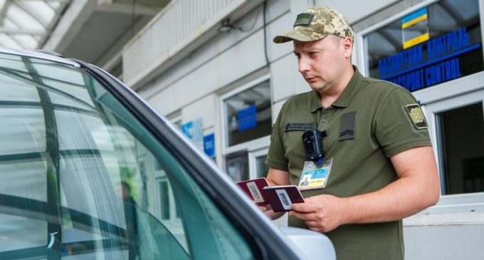 Виїзд за кордон. Чому “Дія” не підходить і які цифрові документи все ж стануть в нагоді