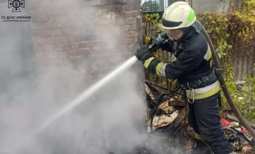 Існувала загроза поширення вогню на житлові будинки: у Дніпрі зайнялася будівля, що не експлуатується